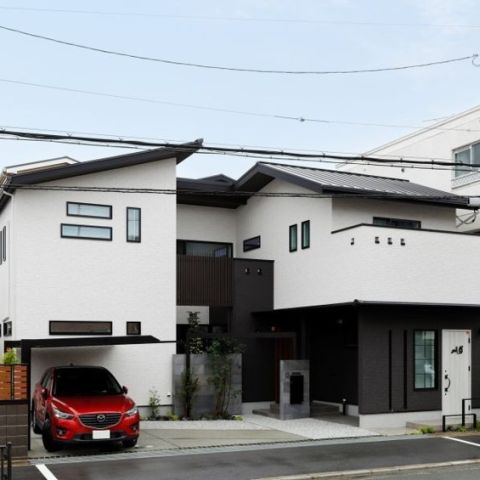 アシンメトリーな外観デザイン・中庭のある邸宅 / 豊中市上野西：注文住宅
 2025 LIXILグッドリビング賞 受賞