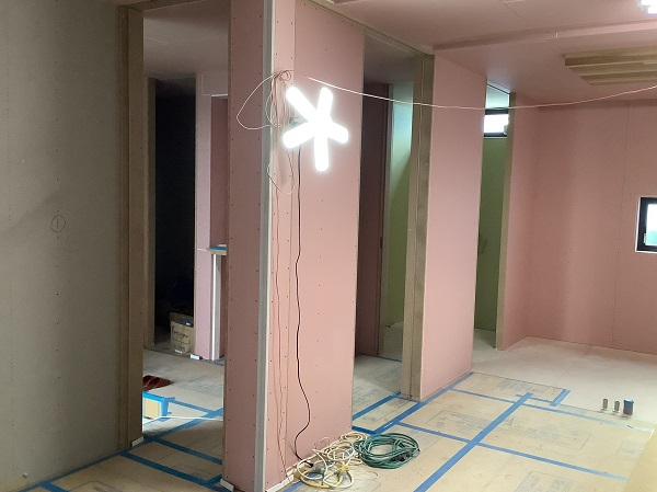 お部屋の印象を替えるフルハイトドア
